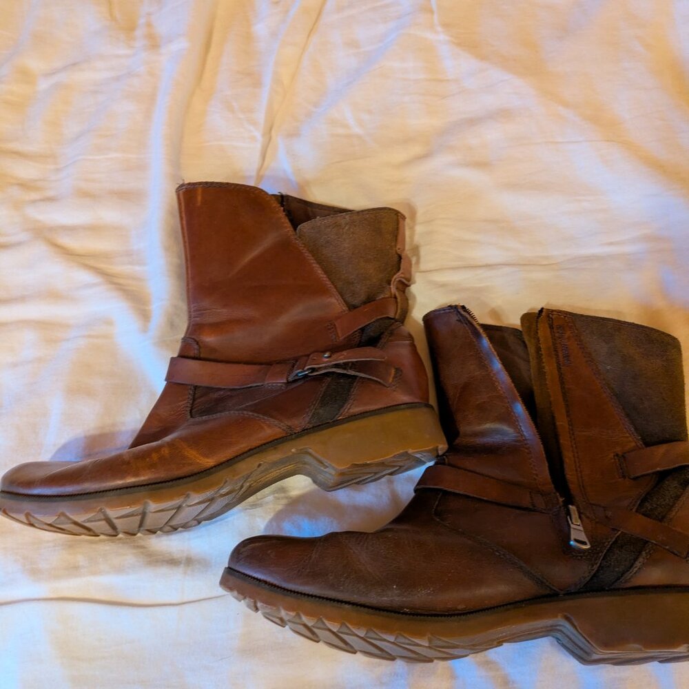 Teva Leather boots with zip side 9